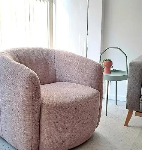 City Centre With Free Parking *